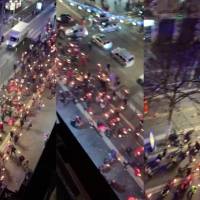 Manifestantes contra las restricciones marchan con antorchas en Francia pese al toque de queda