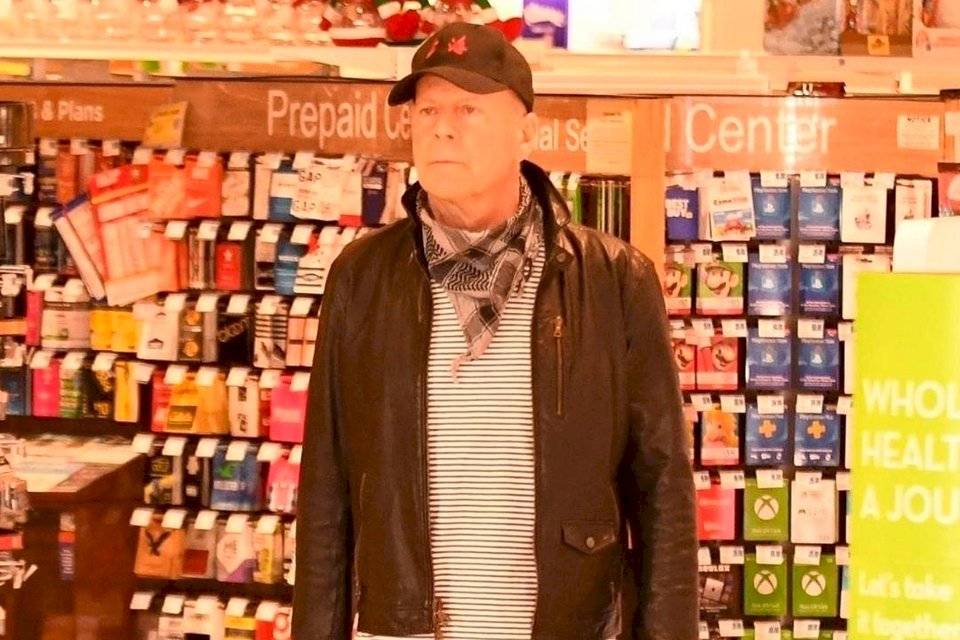 Bruce Willis se negó a usar mascarilla al ingresar a una farmacia