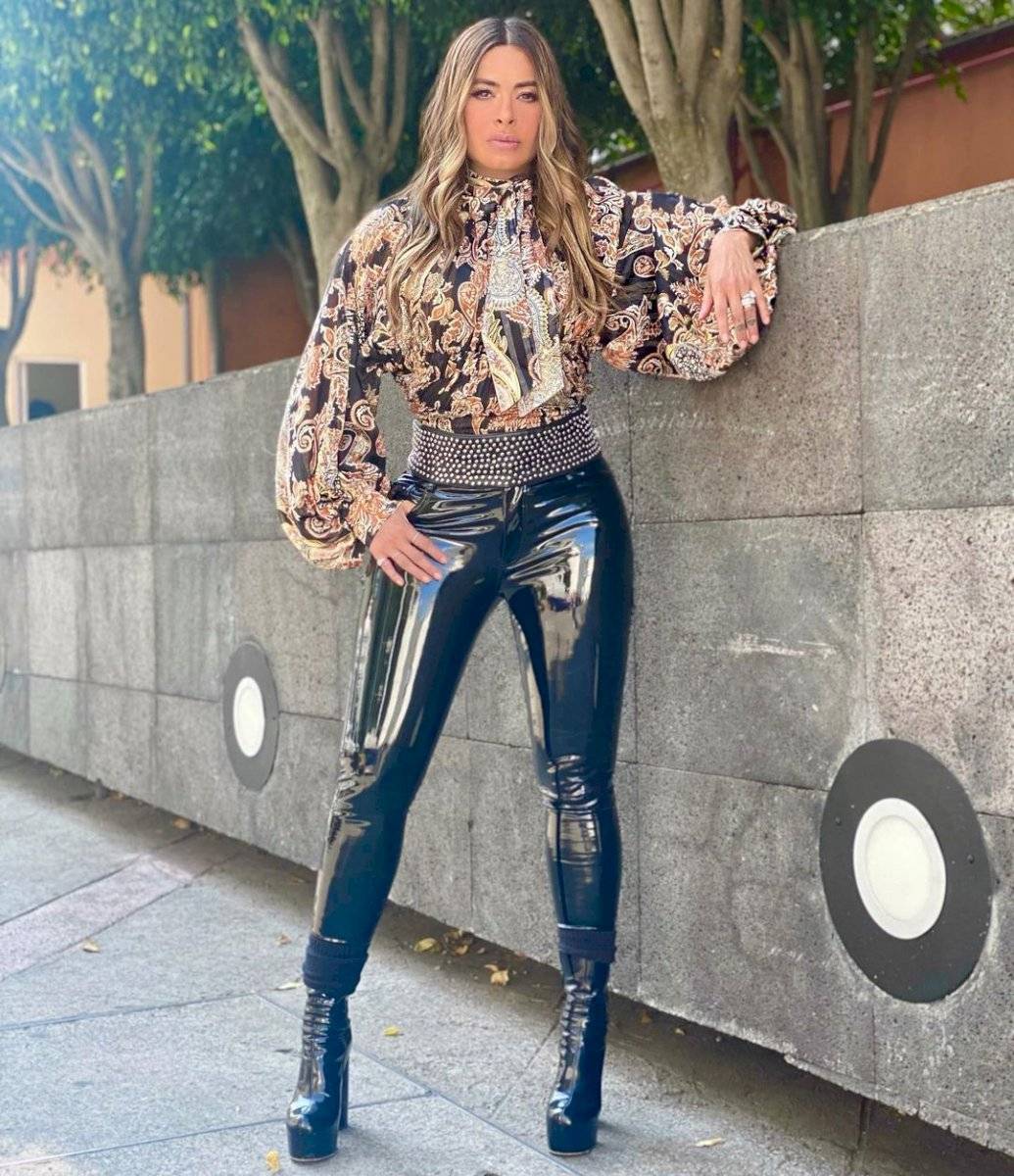 Galilea Montijo consigue el look sexy y cómodo con un conjunto blazer “pijamero” que lleva con los botones abiertos