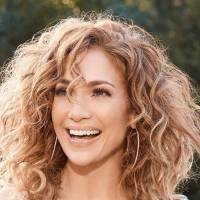 Este es el bikini metalizado púrpura con el que Jennifer Lopez fue una sensación en la playa