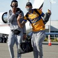 Juan Toscano presume playera de Tigres en viaje con Warriors