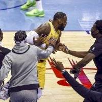 LeBron James realiza apuesta mientras lanzaba un triple… ¡y la ganó!