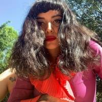 Mon Laferte muestra sus tatuajes con una falda roja y una blusa negra
