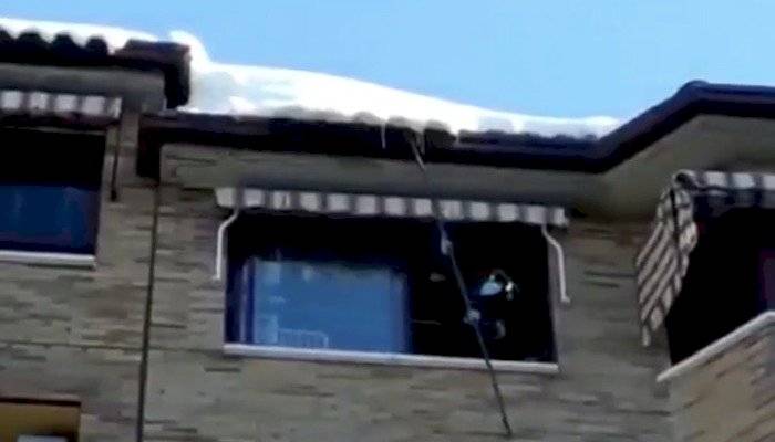Bomberos trabajan en la limpieza de los tejados de Madrid tras la nevada