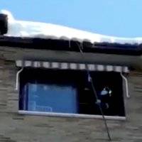 Bomberos trabajan en la limpieza de los tejados de Madrid tras la nevada