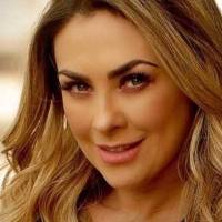 Aracely Arámbula fascina con un elegante vestido de seda negro off shoulder de maxi falda plisada
