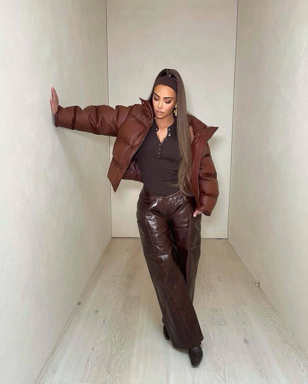 Kim Kardashian luce fascinante con un pantalón de cuero palazzo y lujosa chamarra acolchada color moka kim kardashian