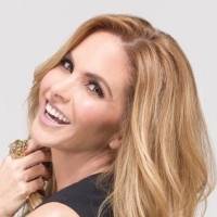 Lucero agradece a la vida en un posado en el mar luciendo exquisita con un bikini turquesa y vestido de gasa