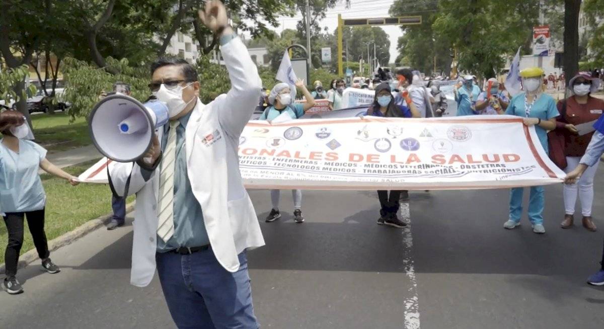 Médicos peruanos inician huelga indefinida mientras aumentan de casos de Covid-19