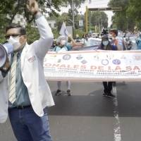Médicos peruanos inician huelga indefinida mientras aumentan de casos de Covid-19