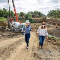 La prefecta Susana González constató avance de la vía Los Monos-El Triunfo-10 de Agosto