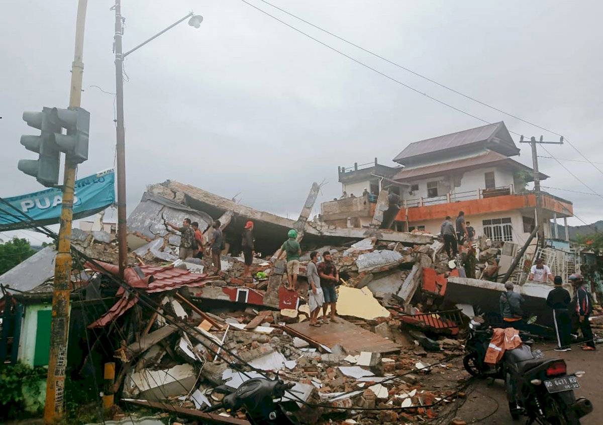 Potente sismo en Indonesia deja 35 muertos y más de 600 heridos