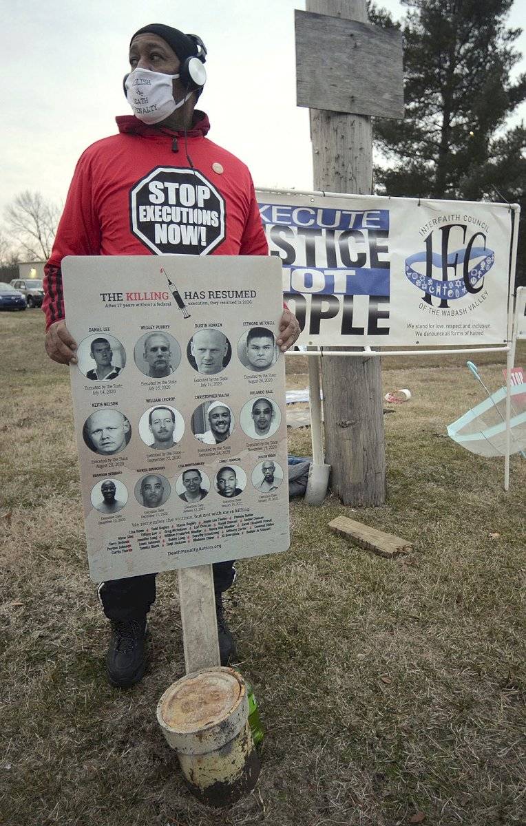 En una protesta por la ejecución de Corey Johnson, el jueves 14 de enero de 2021, cerca del Complejo Correccional Federal en Terre Haute