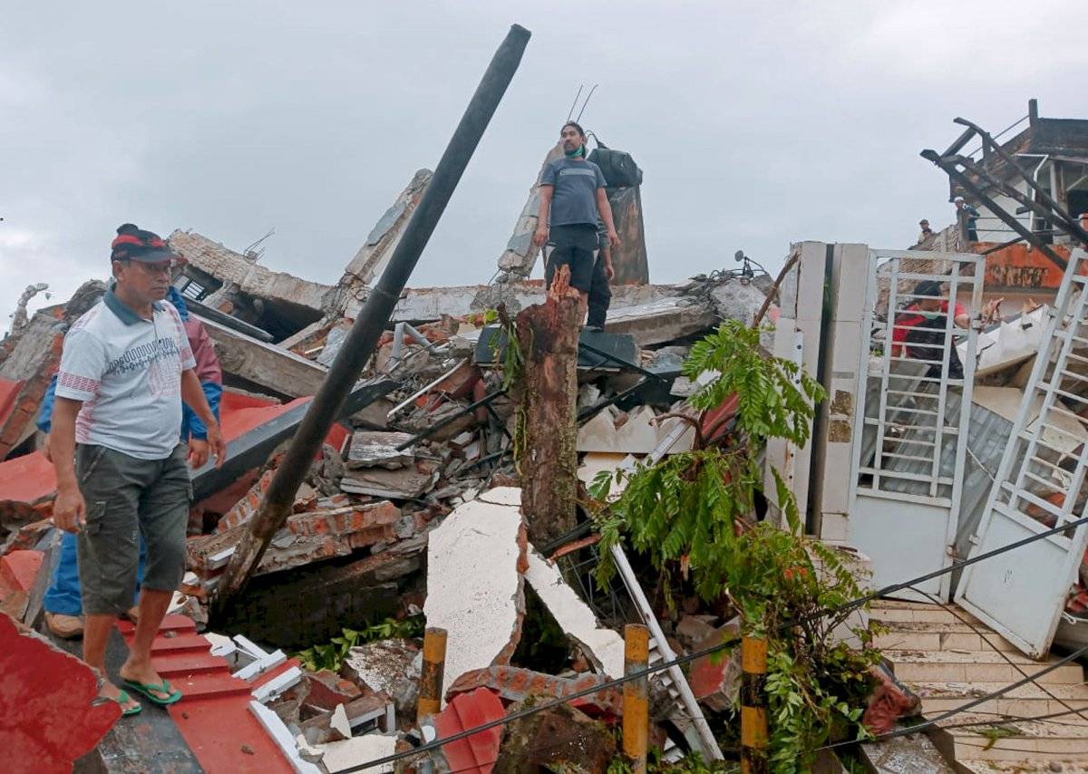 Potente sismo en Indonesia deja 35 muertos y más de 600 heridos