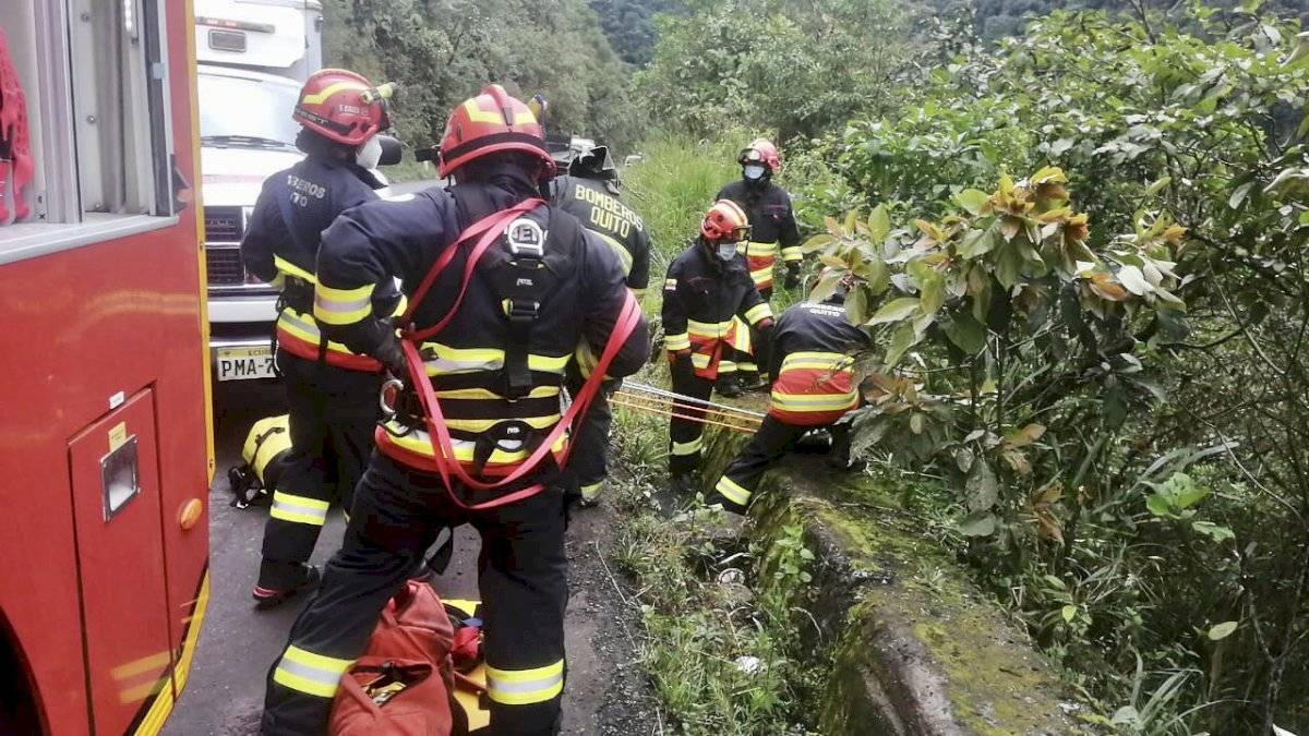 Vehículo en el que se trasladaban cuatro personas cayó en una quebrada de 200 metros en la vía Calacalí-Nanegalito