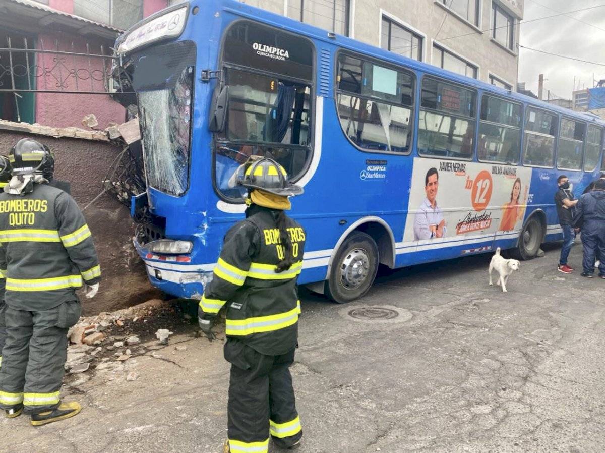 Bus de pasajeros se chocó contra una casa, norte de Quito