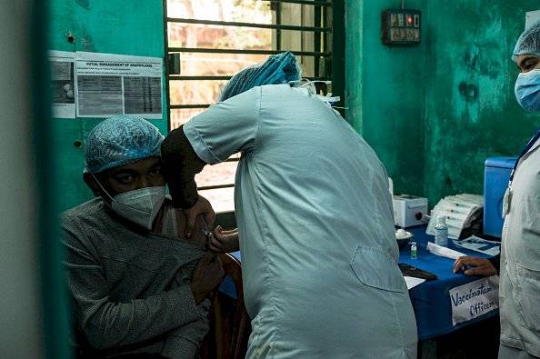 infectólogos europeos detectaron la “lengua covid”, el cual se une a otras señales como fiebre, dolor muscular, dificultad respiratoria y tos.