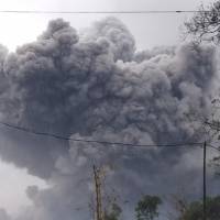 El volcán Semeru en Indonesia entra en erupción dejando nube enorme de ceniza