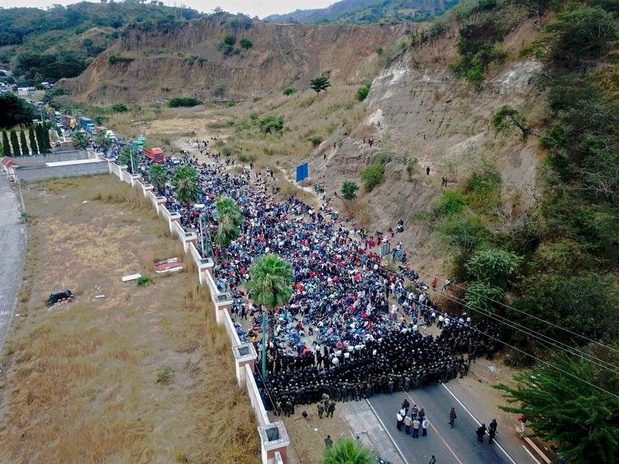 El Gobierno de Guatemala bloqueó este domingo con el uso de la fuerza el paso de una caravana compuesta por alrededor de 6.000 hondureños