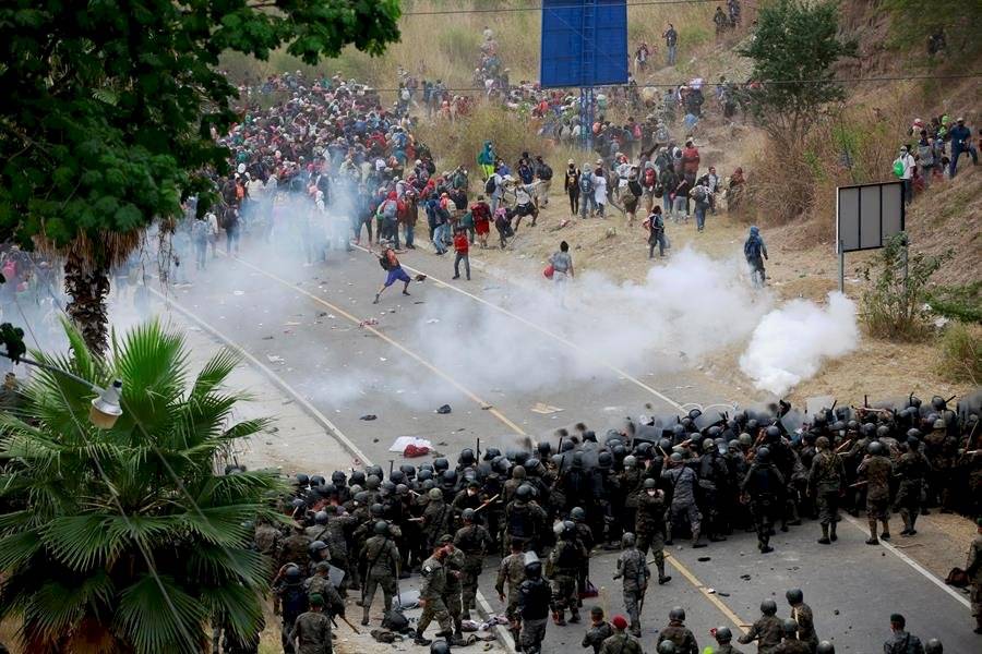 El Gobierno de Guatemala bloqueó este domingo con el uso de la fuerza el paso de una caravana compuesta por alrededor de 6.000 hondureños