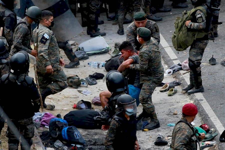 El Gobierno de Guatemala bloqueó este domingo con el uso de la fuerza el paso de una caravana compuesta por alrededor de 6.000 hondureños