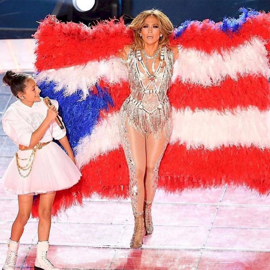 Emme, la hija de Jennifer Lopez impone la moda con una mini falda escocesa de los ‘90 y medias con botas de combate