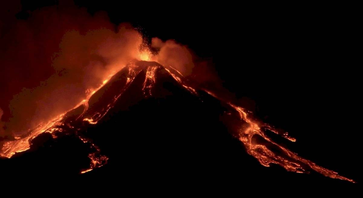 Fuego y truenos en imponente y espectacular erupción del volcán Etna