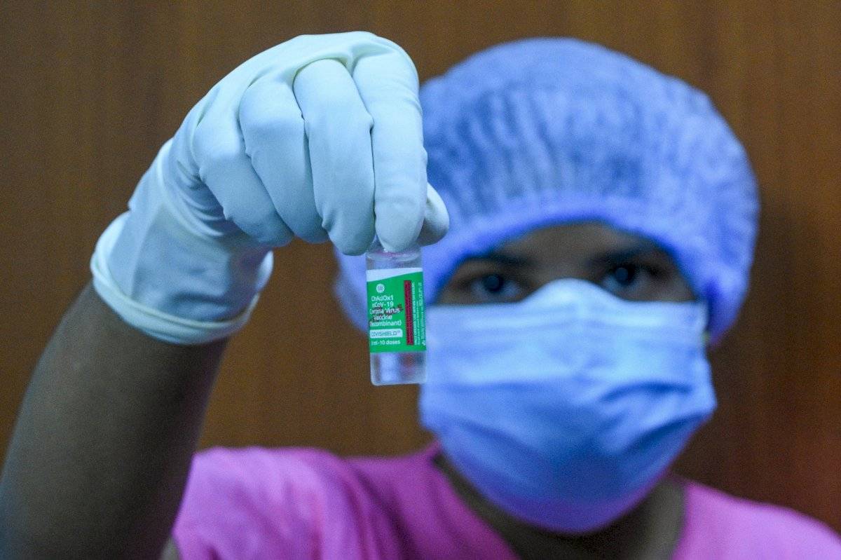 Una sanitaria muestra la vacuna COVISHIELD, una de las aceptadas de emergencia por el Gobierno indio.