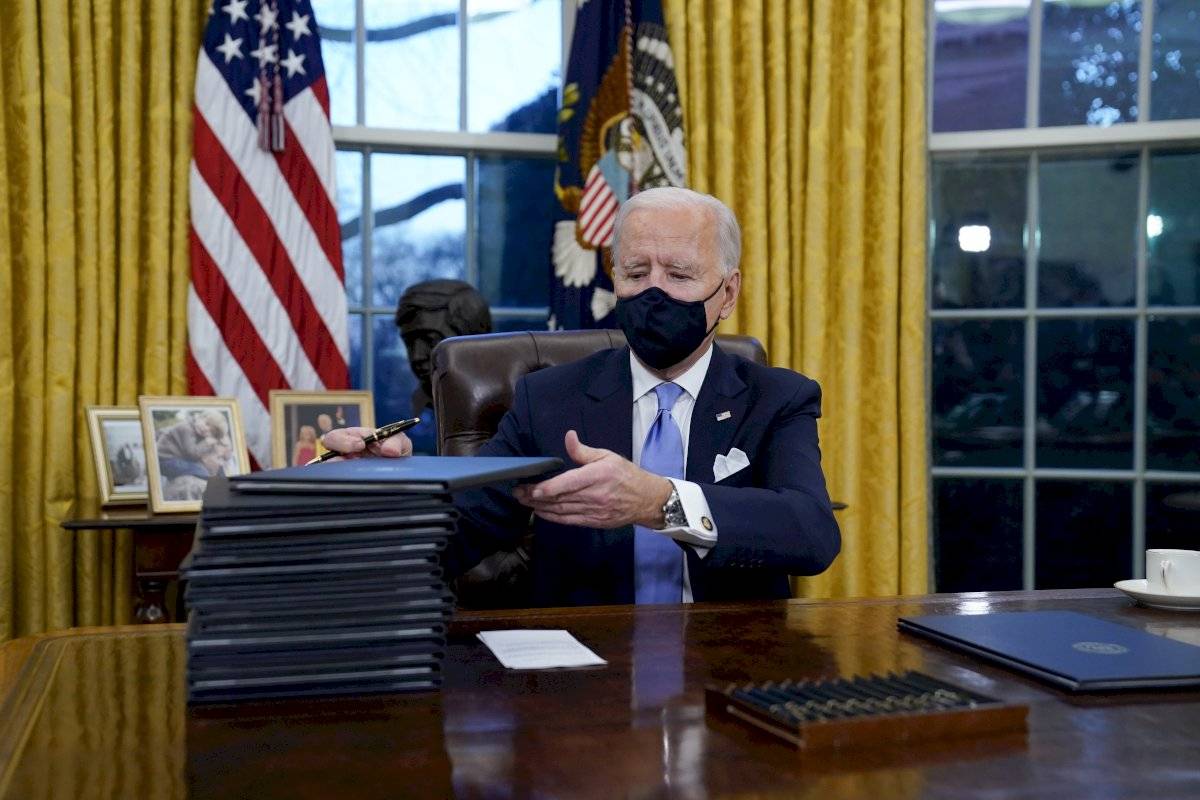 Las 17 medidas aprobadas por Biden en su primer día en la Casa Blanca