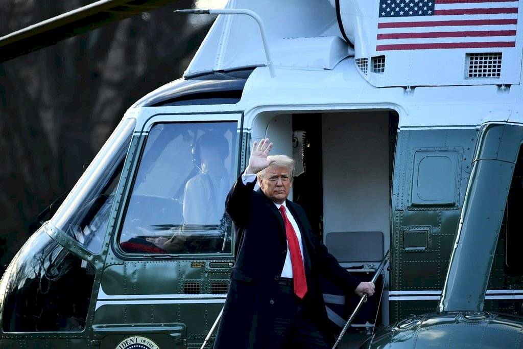 Trump deja la Casa Blanca: "Estaremos de vuelta de algún modo"