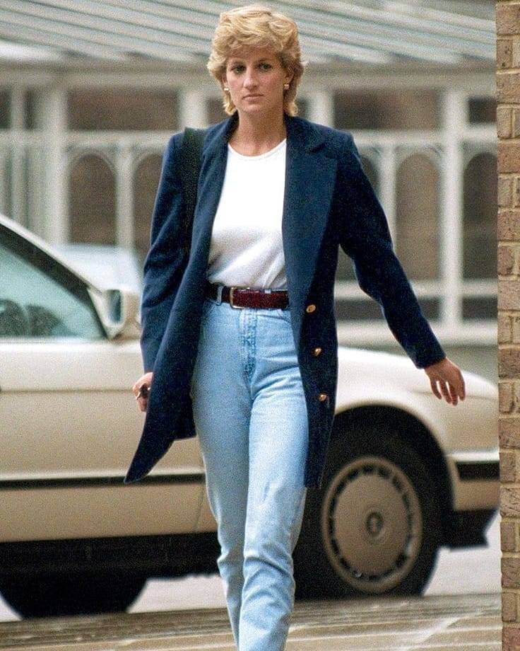 Lady Di con jeans y blazers azul oscuro Ladi Di