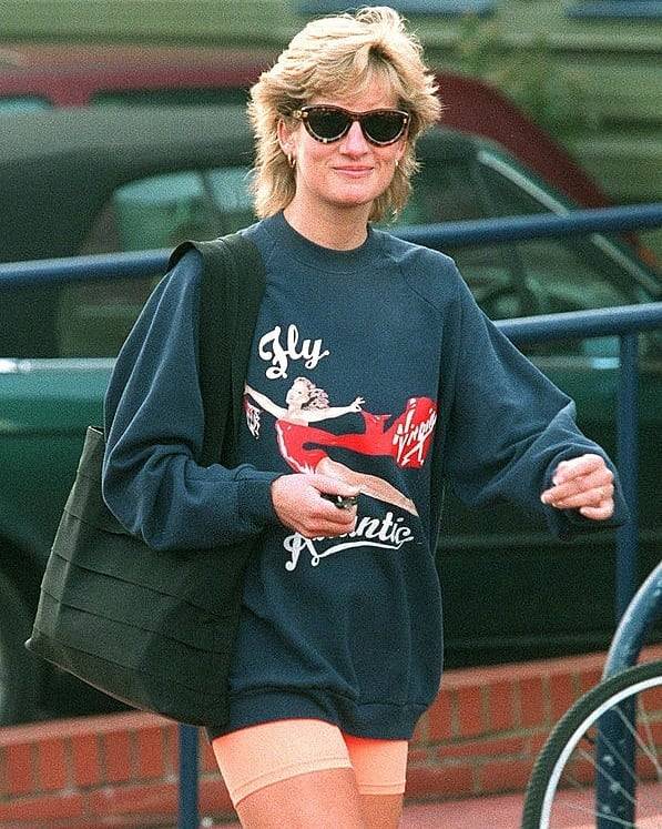 Princesa Diana con sudadera ancha con mayas deportivas Lady Di