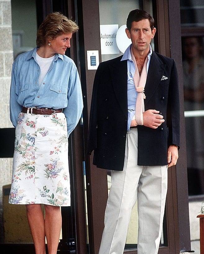 Lady Di junto a su esposo, el Príncipe Carlos, luciendo una camisa vaquera desabrochada y una falda estampada Lady Di