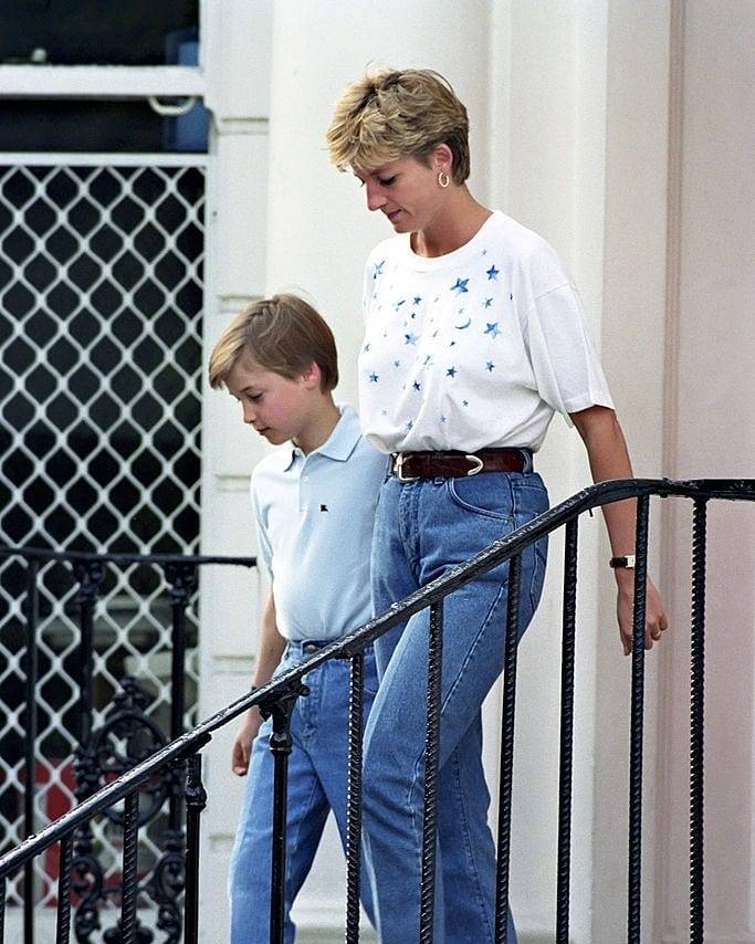 Lady Di saliendo del colegio con William y luciendo una camiseta blanca de estrellas azules y jeans Lady Di
