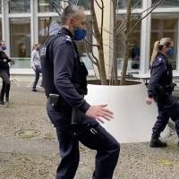 Policías en Suiza lanzan divertido baile viral para animar a la gente