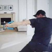 Jeremy Renner entrena con arco de juguete para la serie de Hawkeye