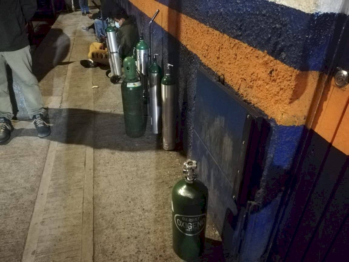 Tapatíos hacen fila desde la madrugada para obtener oxígeno; se extiende el desabasto