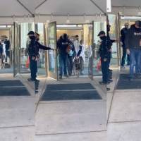Reciben con aplausos y ovaciones a perrito policía luego de ser herido de bala