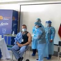 Jorge Vélez, líder de cuidados intensivos, fue el primero en recibir la vacuna en el Hospital Pablo Arturo Suárez