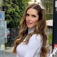 Marlene Favela deslumbra con delicada maxi falda rosa de seda plisada, un top negro y botas