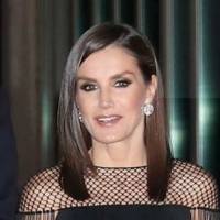 Reina Letizia cautiva en el vestido blanco tipo kimono que dominará el verano