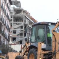 Siguen las labores de remoción de escombros tras la explosión de un edificio en Madrid