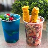 Vasos gigantes con ensalada de pulpo y pinchos de platanutres