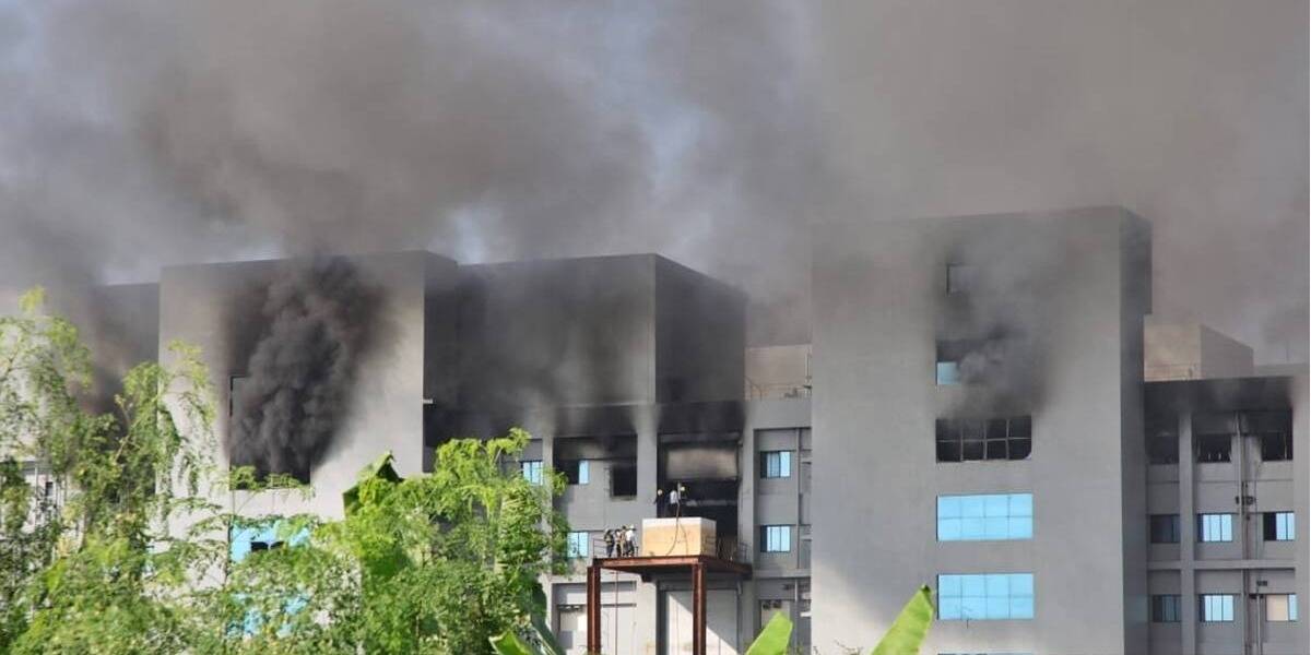 URGENTE - Coronavirus: se incendia la fábrica de vacunas de AstraZeneca. Hay cinco muertos