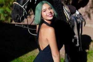 Ángela Aguilar reina de la elegancia en vestido de terciopelo verde con flecos