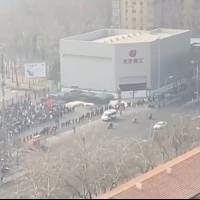 Reportan largas filas en Beijing para aplicación de la prueba de Covid-19