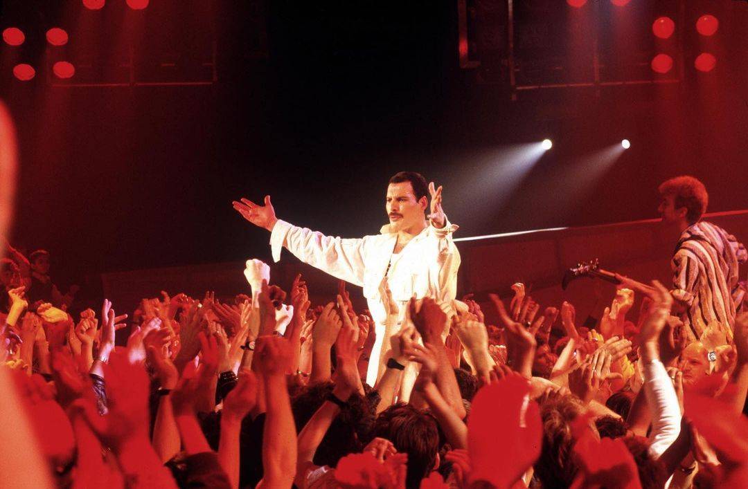 Freddie Mercury-2 Karol G