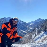 Maluma coquetea con la idea de ser papá después de unas increíbles vacaciones en la nieve