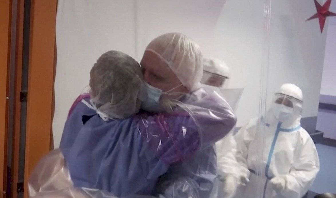Hospital instala cortina de plástico para que pacientes de Covid-19 abracen a sus familiares