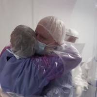 Hospital instala cortina de plástico para que pacientes de Covid-19 abracen a sus familiares